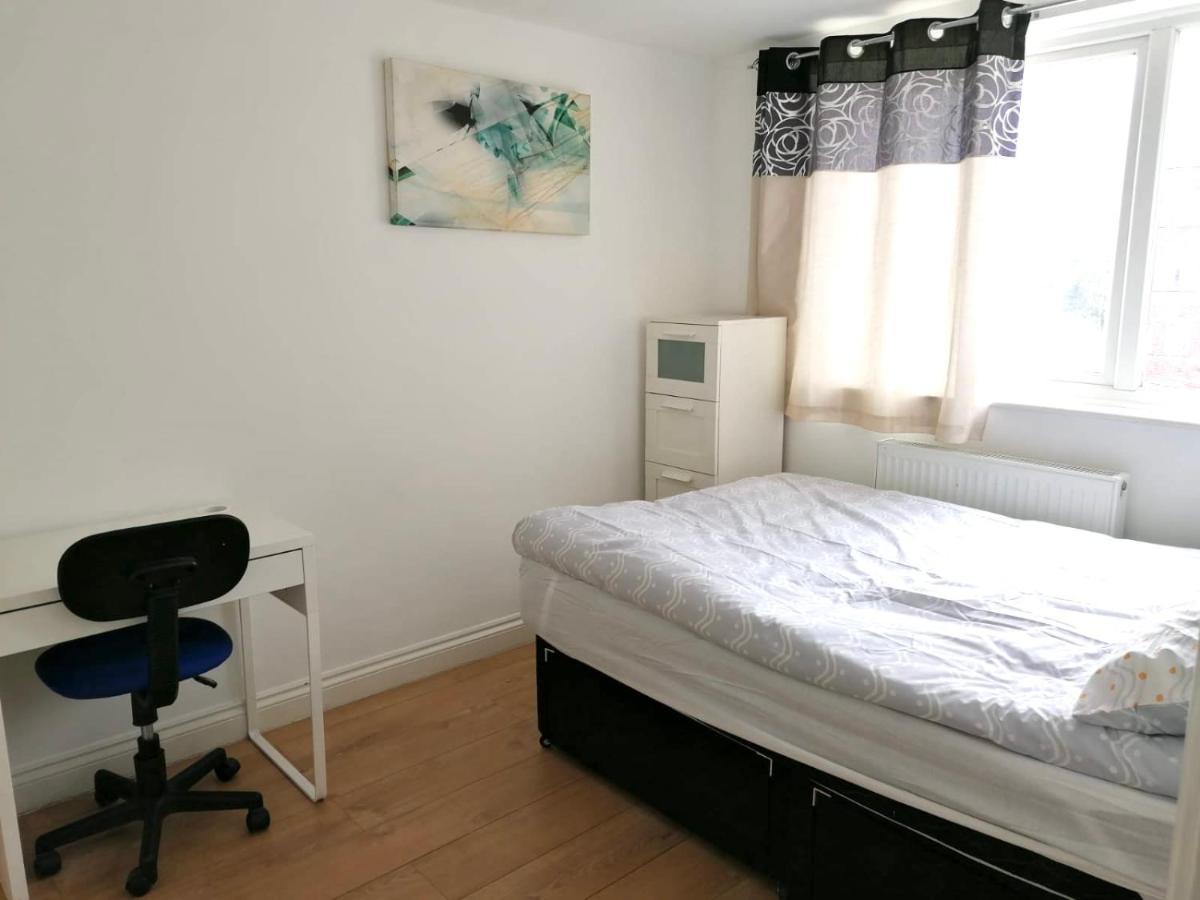 6 Bed House 3 Bathrooms Good Transport Links To London, Free Parking ภายนอก รูปภาพ