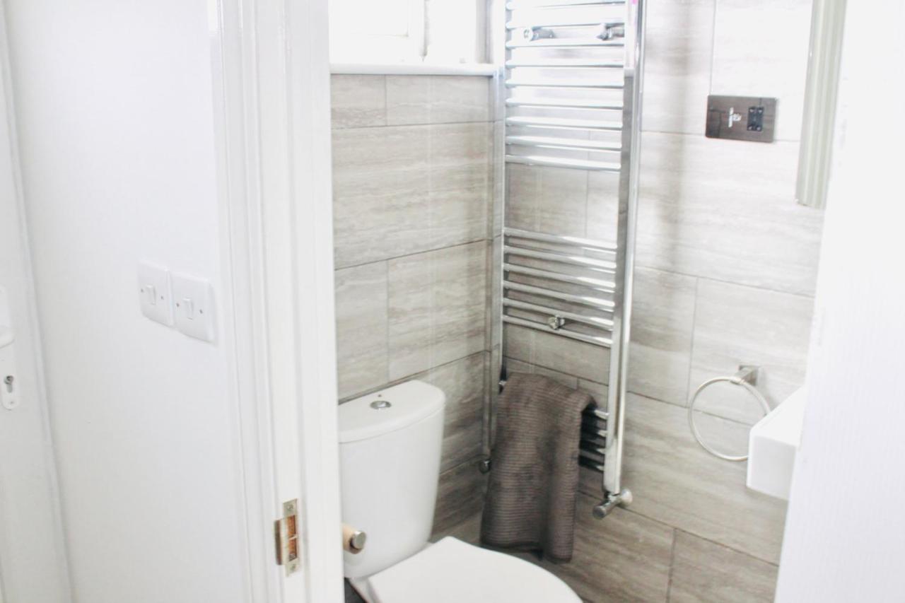 6 Bed House 3 Bathrooms Good Transport Links To London, Free Parking ภายนอก รูปภาพ