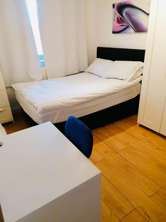 6 Bed House 3 Bathrooms Good Transport Links To London, Free Parking ภายนอก รูปภาพ