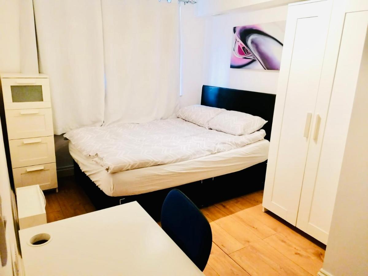 6 Bed House 3 Bathrooms Good Transport Links To London, Free Parking ภายนอก รูปภาพ