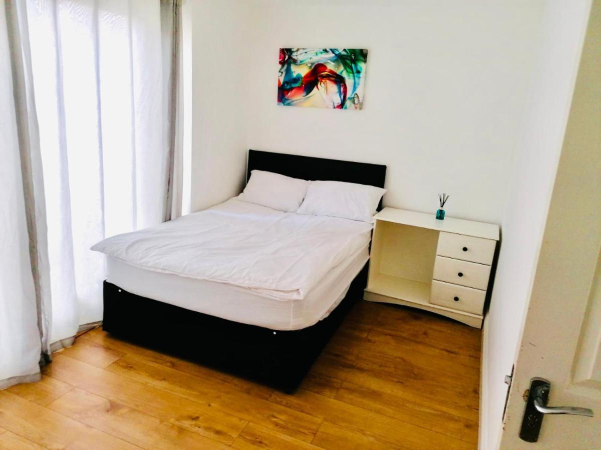6 Bed House 3 Bathrooms Good Transport Links To London, Free Parking ภายนอก รูปภาพ