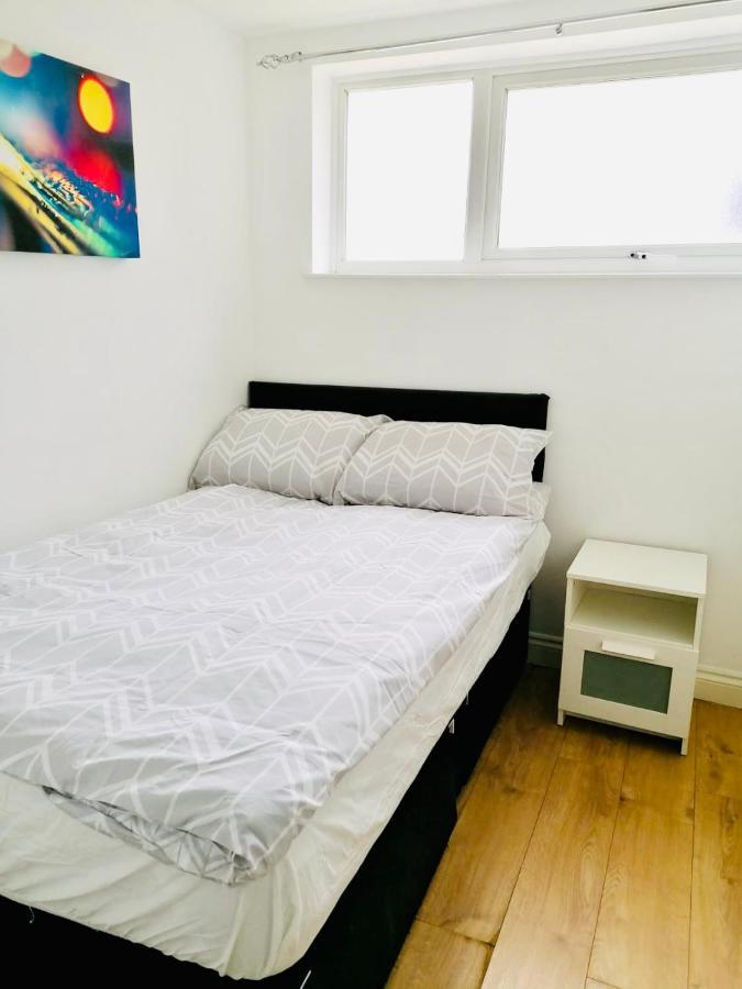 6 Bed House 3 Bathrooms Good Transport Links To London, Free Parking ภายนอก รูปภาพ