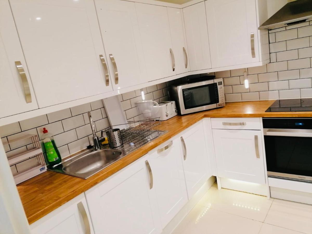 6 Bed House 3 Bathrooms Good Transport Links To London, Free Parking ภายนอก รูปภาพ