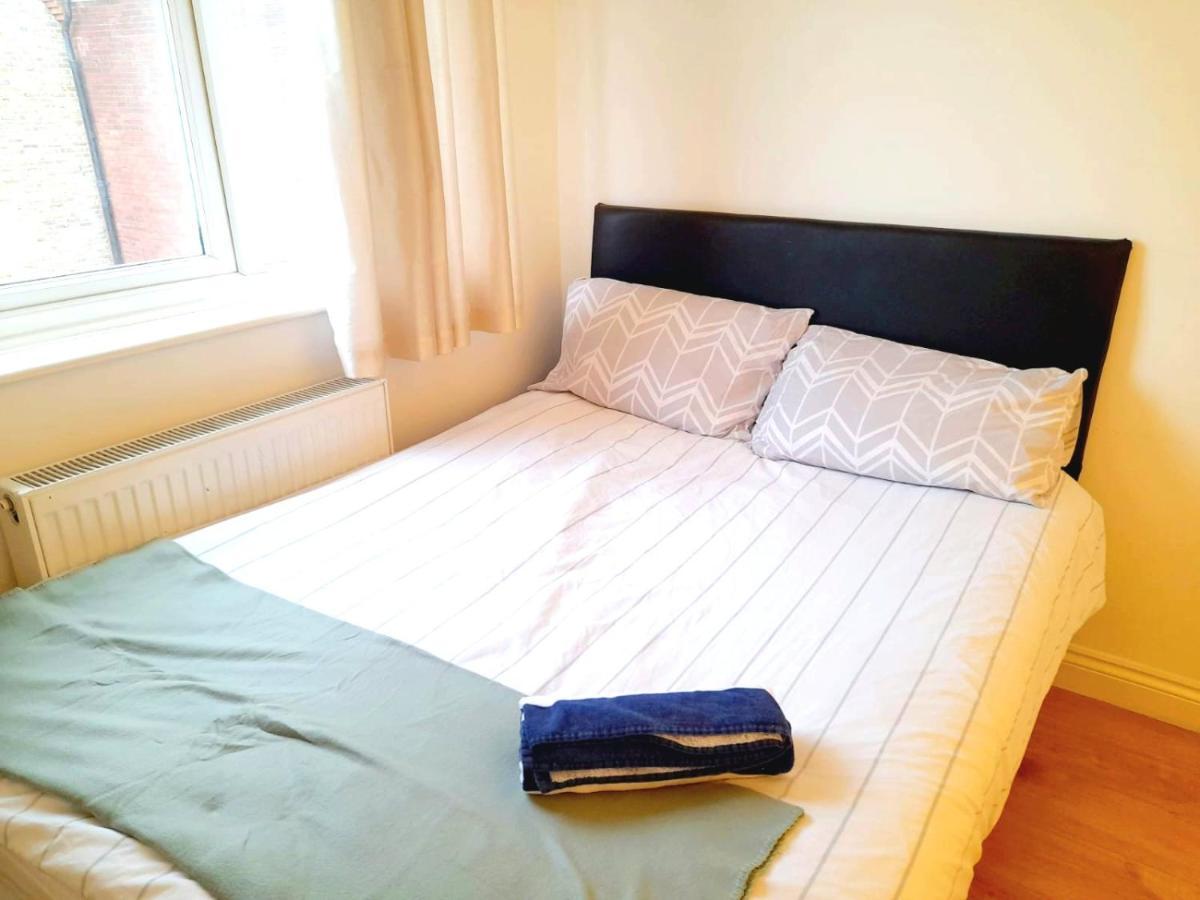 6 Bed House 3 Bathrooms Good Transport Links To London, Free Parking ภายนอก รูปภาพ