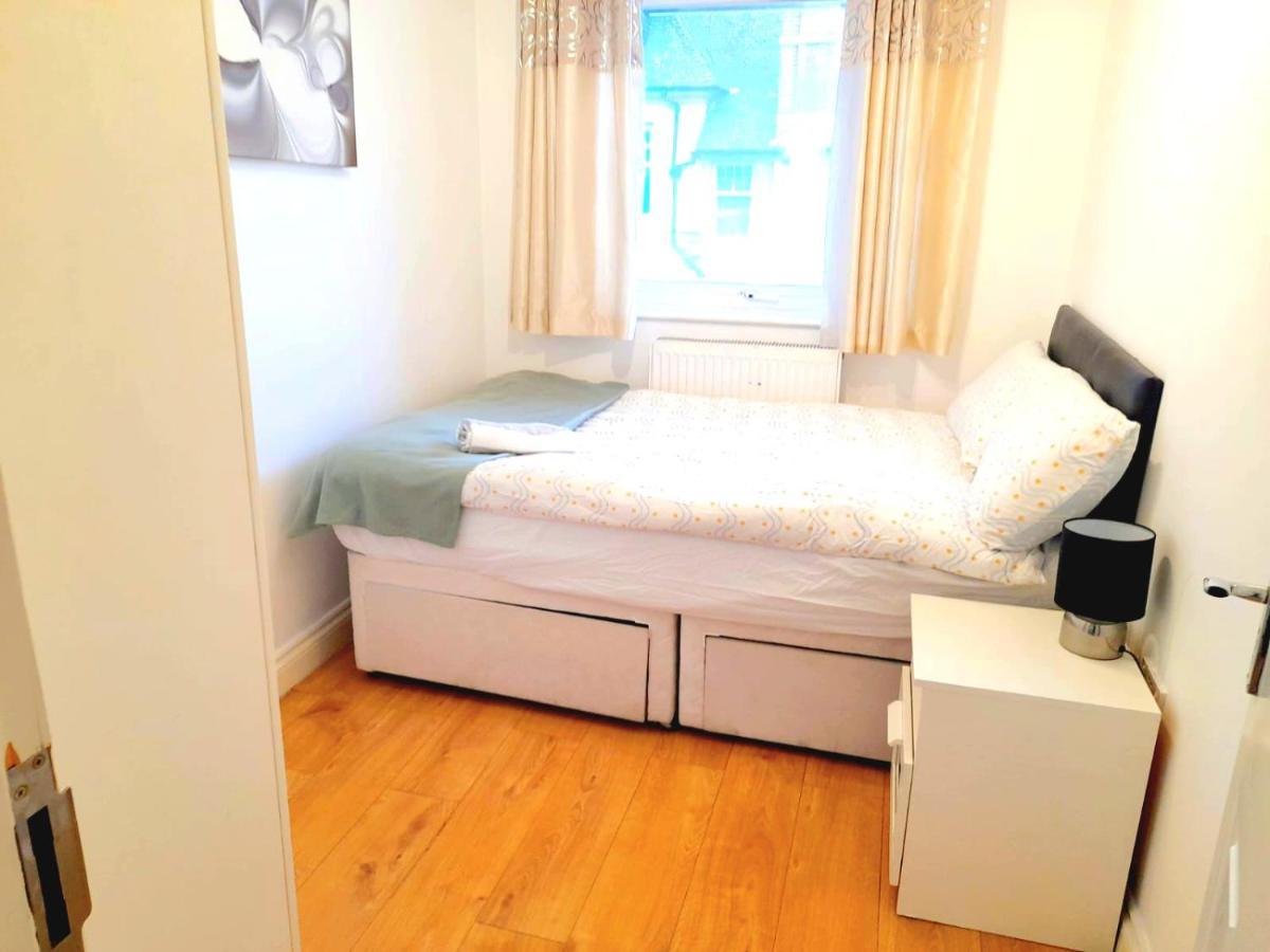 6 Bed House 3 Bathrooms Good Transport Links To London, Free Parking ภายนอก รูปภาพ