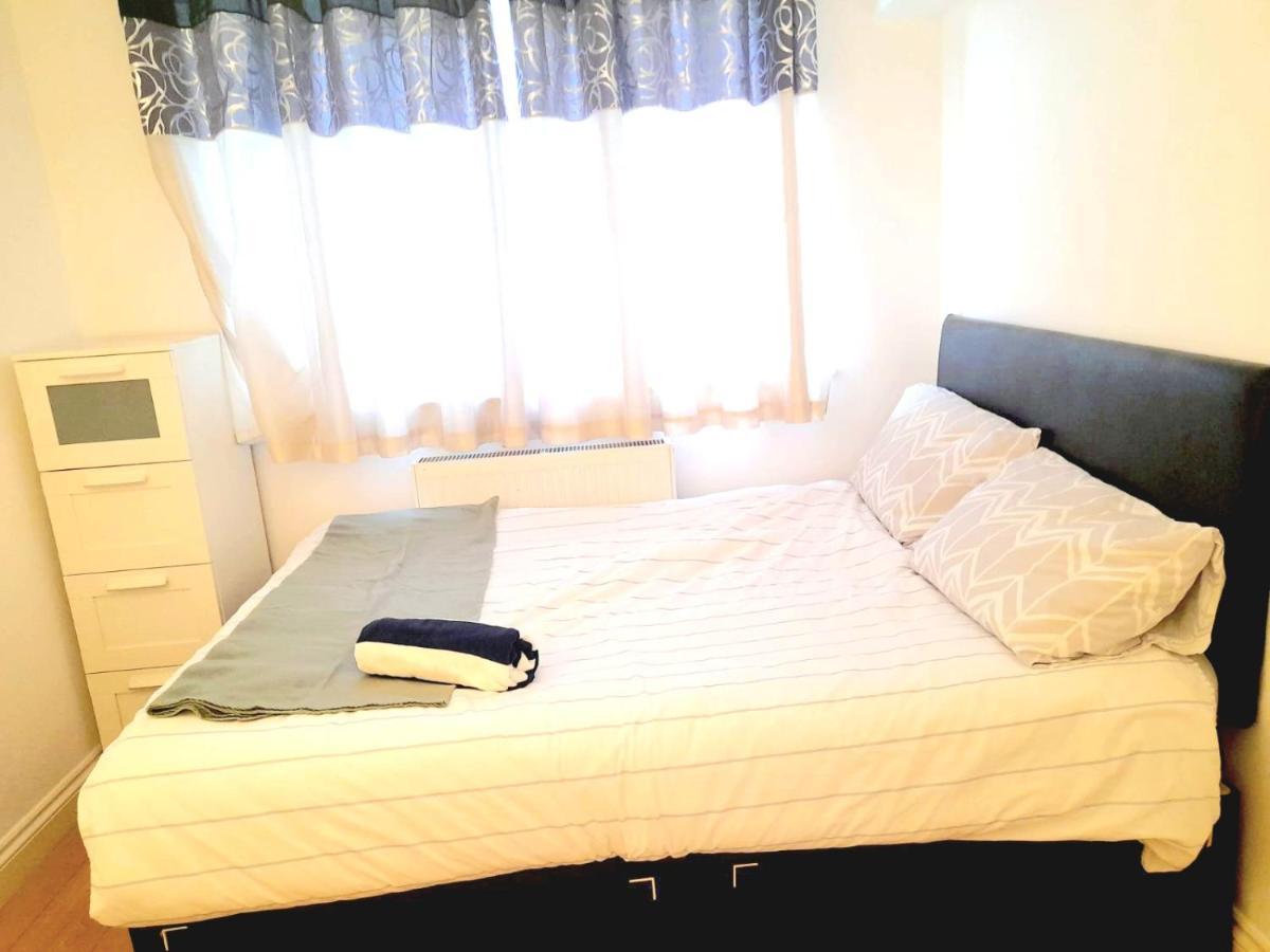 6 Bed House 3 Bathrooms Good Transport Links To London, Free Parking ภายนอก รูปภาพ
